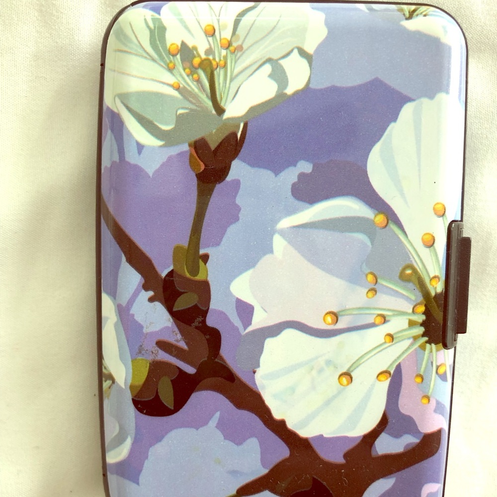 Small cardholder wallet hard
